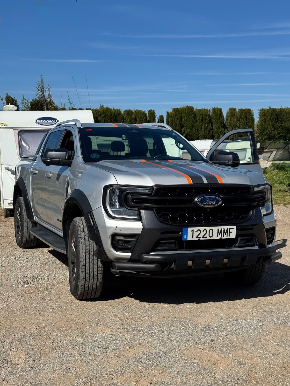 Auto met caravan onderweg naar de Costa Brava