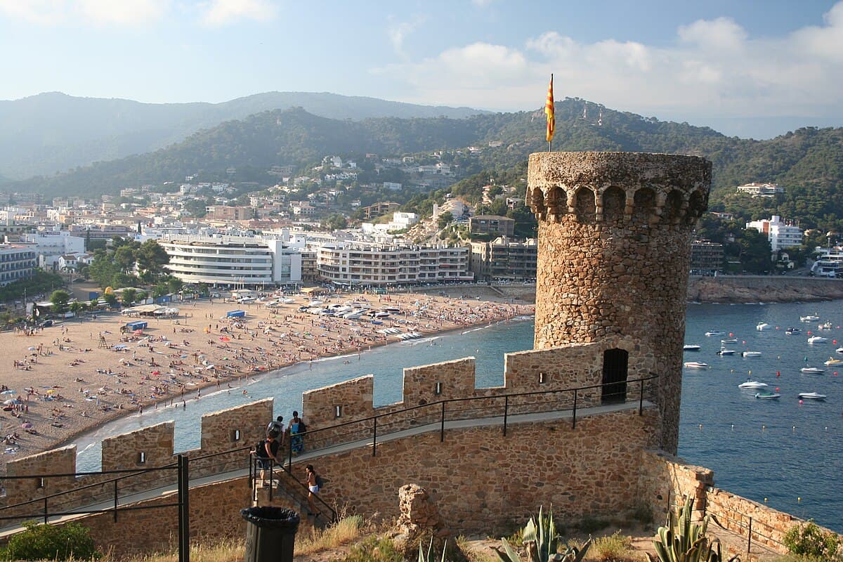 De middeleeuwse vesting Vila Vella van Tossa de Mar boven het strand